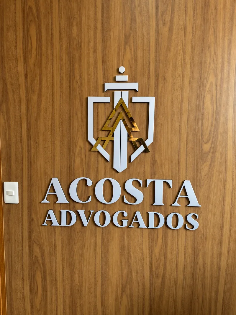 Logotipo da Acosta Advogados na parede da recepção em Tatuí