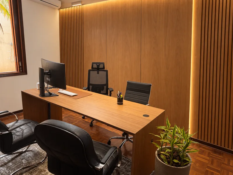 Sala do Dr. Anderson Rodrigues Elias, com painel ripado de madeira, na sede da Acosta Advogados em Tatuí
